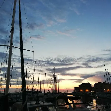 Al Porto Antico Affittacamere 2*